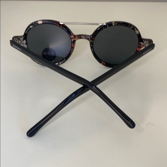 COPY - Komono Vivien Fern New Sunglasses floral round frame.
No case. main image 4